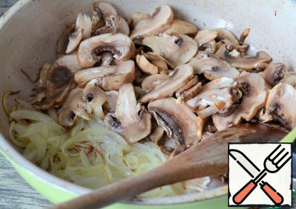 Onion cut into feathers, fry in 1 tbsp.  vegetable oil, add slices of mushrooms, fry for 5 minutes, add salt to taste. Cool down.