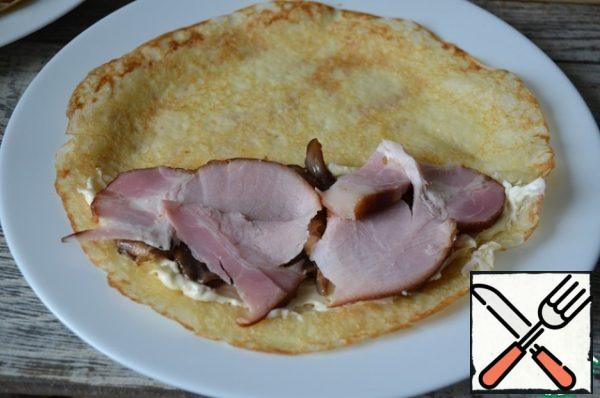 On the mushroom mass, slices of ham.