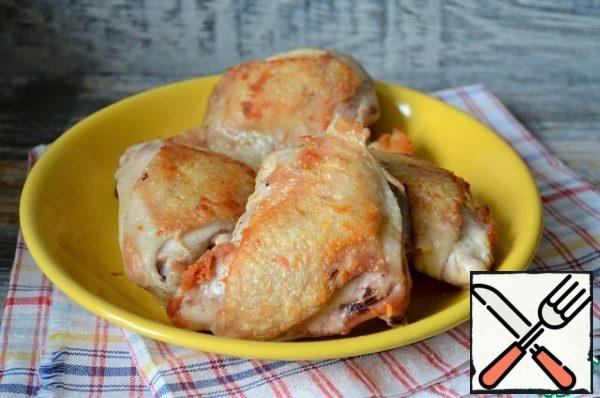 Wash the thighs, dry them, and fry them with 1 tablespoon of vegetable oil until golden on both sides, for 10 minutes. Place on a platter.