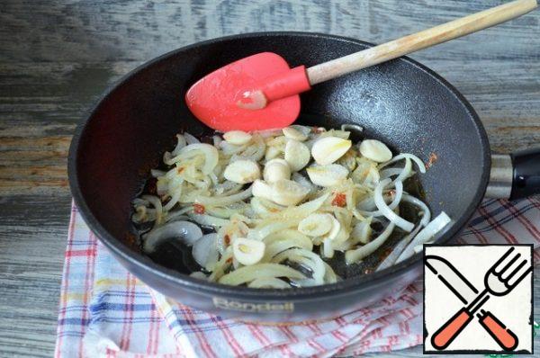 In a frying pan, fry the onion feathers and garlic pieces, adding sugar, 3 minutes, medium heat.