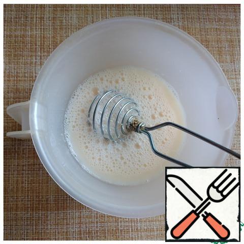 Dissolve the yeast in warm water, add the egg, sugar and salt. We connect it with a hand whisk.