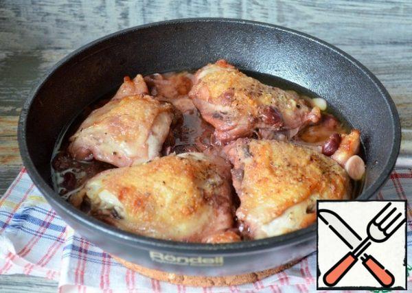 Simmer for 10 minutes, add salt and pepper. Then add the brandy and butter, season with pepper, simmer under the lid until tender, the heat is minimal, 15-20 minutes.
Bring the salt to taste.