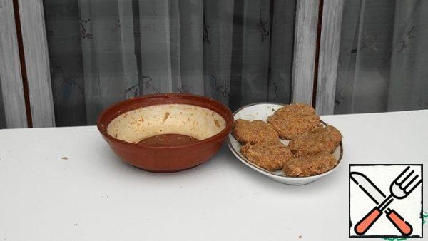 Knead the minced meat and form cutlets.