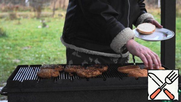 Fry the cutlets on one side, then turn them over and place the buns soaked in vegetable oil on the grill. Fry until tender, remove the buns first, and then the cutlets.