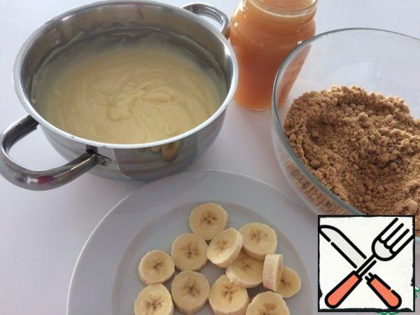 Grind cookies and hazelnuts in a meat grinder. You can use any other nuts. Cut the banana randomly. We use the caramel sauce purchased or you can prepare it yourself (there are not bad recipes on the site).