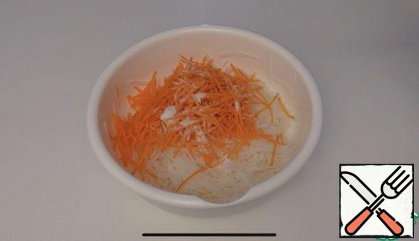 In the grated daikon and carrot, add salt, let it stand to give the juice.