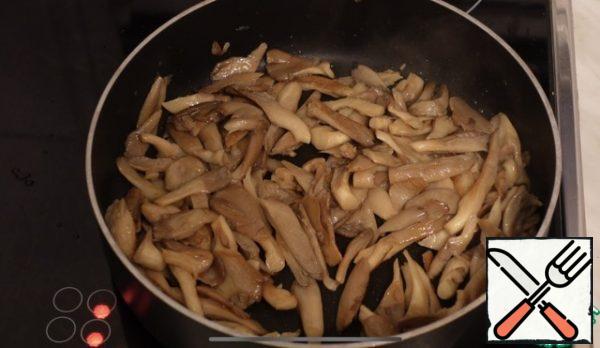 Cut into large strips of oyster mushrooms, fry a little in a frying pan, about 5 minutes.