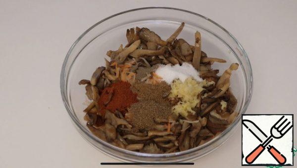 Lightly squeeze the juice from the daikon and carrots, spread the oyster mushrooms, squeeze out the garlic, add: salt, sugar, cumin, coriander, chili pepper, black pepper.