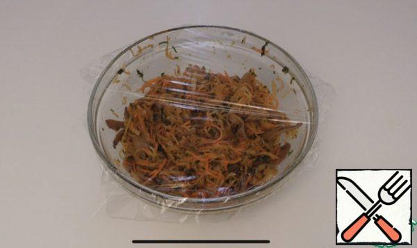 Cover with plastic wrap, send the salad to the refrigerator for a couple of hours to marinate.