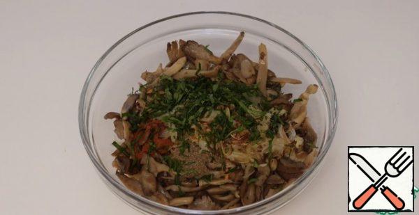 Hot onion, together with oil, straight from the pan spread on top of our salad, pour vinegar, add fresh coriander, mix everything well.