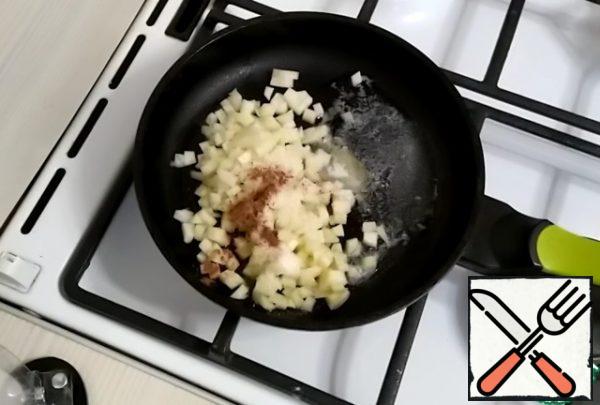 In a frying pan, melt a small piece of butter.
Spread the chopped pears.
Add a tablespoon of sugar.
A third of a teaspoon of cinnamon.