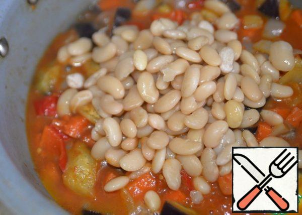 Put the boiled beans to the vegetables, mix.