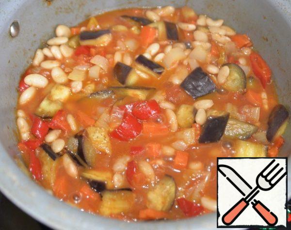 Simmer the vegetables and beans over medium heat for 10 minutes.