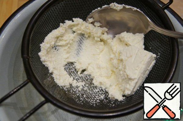 Meanwhile, prepare the filling. Rub the cottage cheese or punch it with a blender.