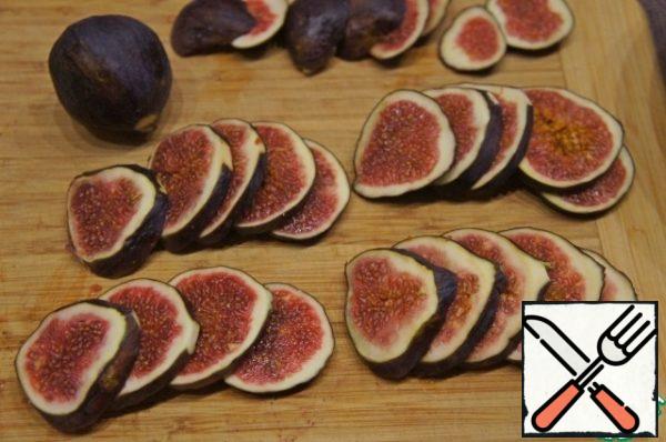 Wash the figs, dry them and cut them into thin slices.