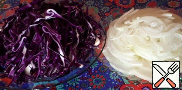 Red cabbage cut into long thin strips, onions-thin semicircles. Fry the onion until golden brown. We send the cabbage to the onion, reduce the heat and simmer until the cabbage is ready. While the cabbage is stewing, we put the spaghetti to cook. I took the spaghetti  from durum wheat. For the first time I used these spaghetti and I will say that I really liked their behavior. The package says that you need to cook the spaghetti for 5 minutes, so we will cook for 3 minutes.
