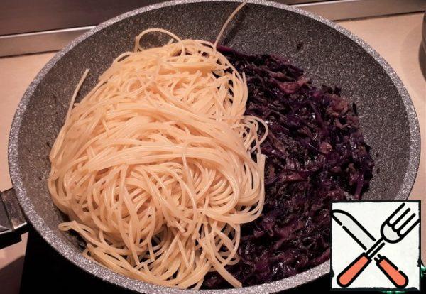 We throw the spaghetti in a colander, but do not pour out all the water, it can be useful. Transfer the spaghetti to the cabbage and onion, mix everything well. Here you can see for yourself, if your inner voice tells you that you need to add water from under the spaghetti-add it. My inner voice told me to add 4 tablespoons of water. So I did.