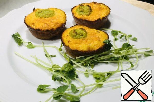 Mix everything well with a spoon. Grease the molds with vegetable oil, spread them out on the molds.
Bake in the oven for 30 minutes 180" Watch your technique.
