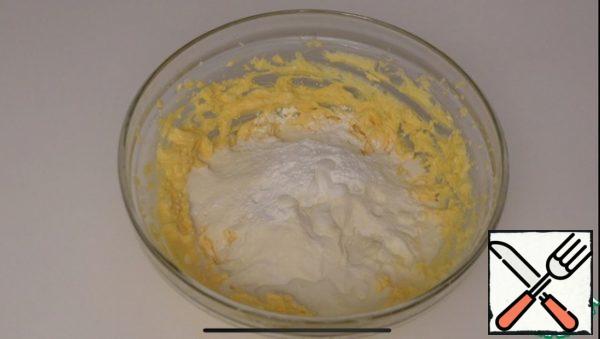 Next, add the flour, baking powder, milk, all well with a mixer until smooth.