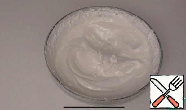 Next, we make meringue, add protein, a pinch of salt, beat a little with a mixer, add sugar, beat everything well, until creamy.