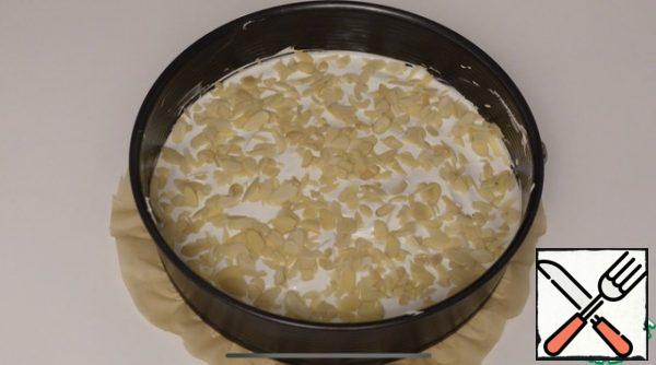 Sprinkle with almond petals, in a preheated oven we send our cake to bake for 25 minutes at 175 °, then let the cake cool completely
The second cake is made according to the same scheme