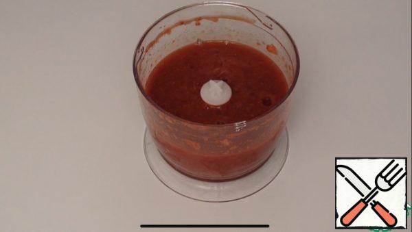 We prepare the filling, break the strawberries into puree, filter through a sieve