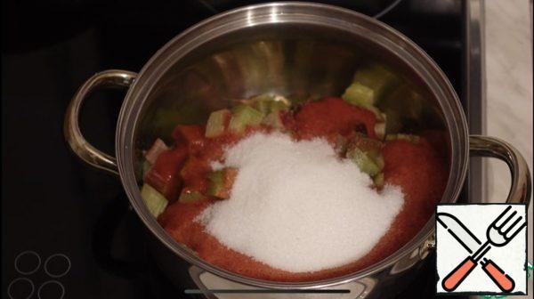 Rhubarb cut into small cubes, strawberry puree, sugar, put on the stove, as soon as it boils, cook for 4 minutes over medium heat