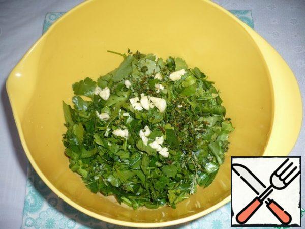 Washed and dried herbs: coriander, parsley and thyme are crushed. Cut the garlic into large slices. Put everything in a deep bowl.