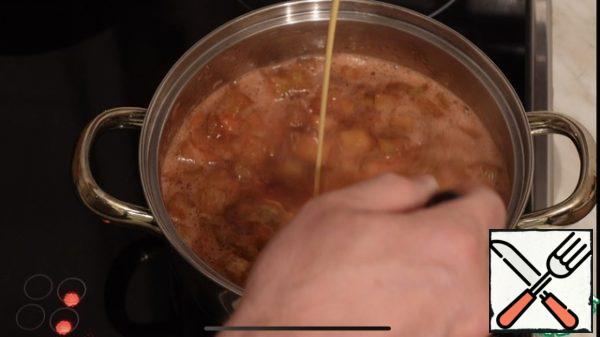Next, in a small trickle, pour in the pudding, stirring constantly for 1 minute, remove from the stove and allow to cool completely