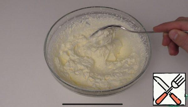Whisk the cream and vanilla sugar until creamy