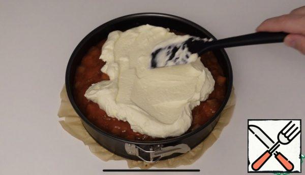 Spread the whipped cream, spread evenly over the filling