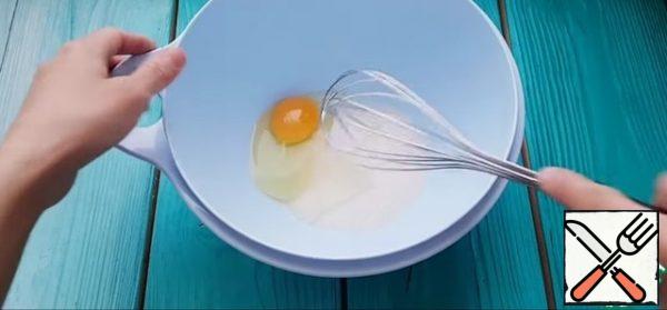 Then in a separate bowl break the egg and add sugar mix everything well.