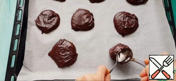 And spread on a tablespoon, on a baking sheet covered with parchment, then send it to a preheated oven and bake at 170 degrees for 10 -15 minutes.