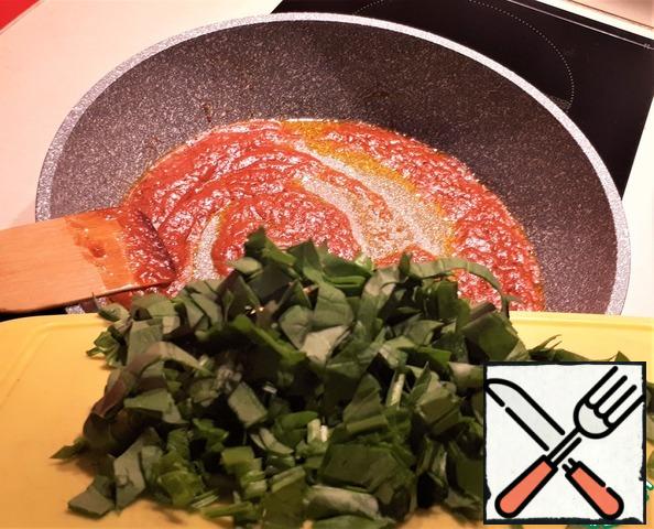 Add spinach to the sauce. Although it is fashionable to tear it with your hands, I cut it the old-fashioned way) Simmer on low heat for 3 minutes.