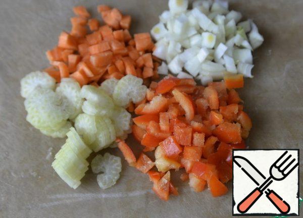 Wash, soak for a couple of hours, preferably overnight. Next, pour water in a ratio of 1 to 5, bring to a boil and cook over medium heat until almost ready for at least 1 hour. We take onions, bell peppers, celery and carrots. Vegetables are cleaned, cut into cubes, celery strips.