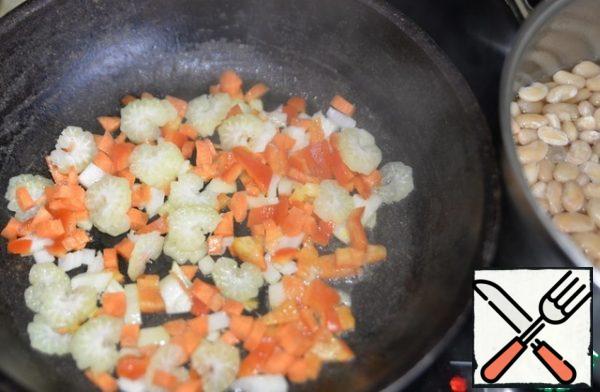 In a hot frying pan, pour the oil and fry the vegetables for 5 minutes over medium heat.
