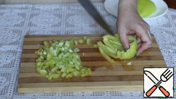 We clean the Bulgarian pepper, cut it into cubes.