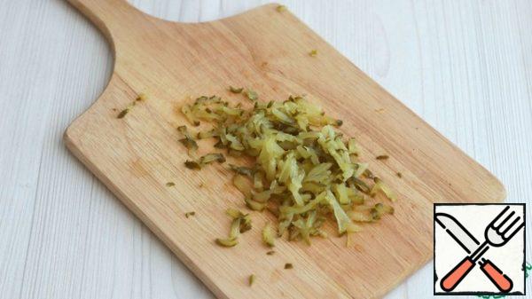 Grate the pickled cucumber on a coarse grater. Brown bread with cereals fry in a toaster, cut into cubes.