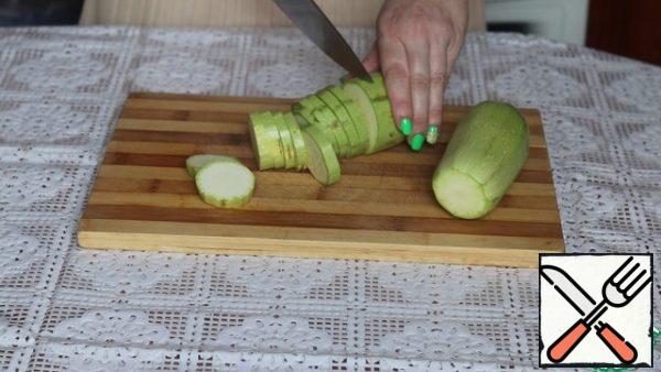 Prepare the remaining vegetables. Zucchini cut into rings.