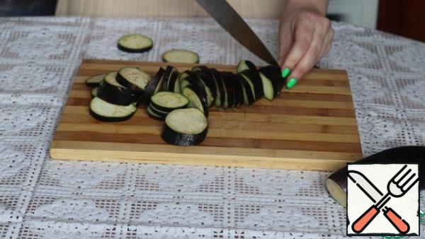 Eggplant and tomatoes are also cut into rings. All the vegetables are cut into the same thickness, so they will cook evenly.