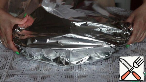 The form is covered with foil and sent to the oven. preheat to 180 C degrees for 30 minutes. Then remove the foil and bake for another 20 minutes. Of course, look at your oven. You may need a little more time before you're ready.