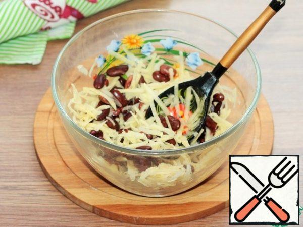 Peel the carrots and potatoes and rub them separately. In a bowl with the beans, add the potatoes.