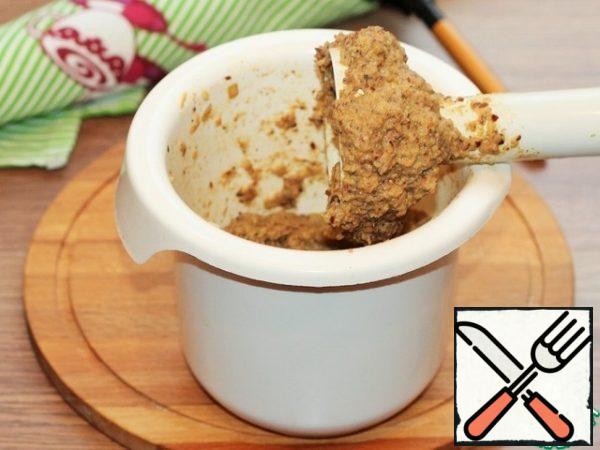 Transfer the passerine and bean mixture to the bowl of a blender, add 50 ml of water, spices and salt. Using a blender, bring the mixture to a smooth finish. In the process of grinding, add another 50 ml of water or broth.