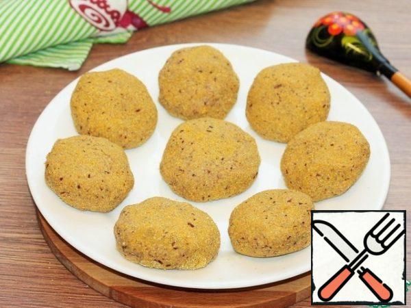 In preheated vegetable oil, fry the cutlets until golden brown on both sides.