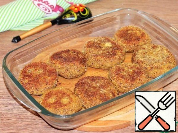 Lubricate the baking dish with vegetable oil and put the cutlets.