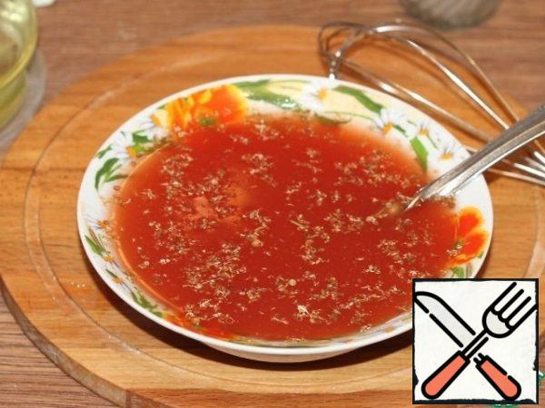 Prepare the sauce. Mix the tomato paste with water. Add spices, pressed garlic and vegetable oil. You can add a pinch of sugar, soy sauce (1 tbsp). The sauce should be sweet and sour.