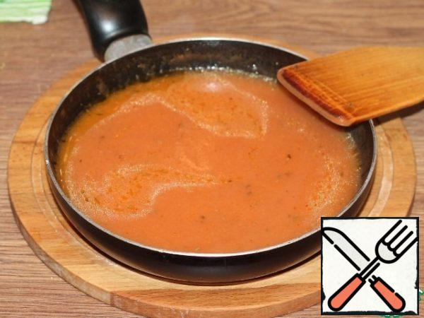 In a dry frying pan, heat the flour. Then gradually add the tomato liquid and mix periodically. We bring the sauce to a slight thickening, in consistency, like liquid sour cream.
