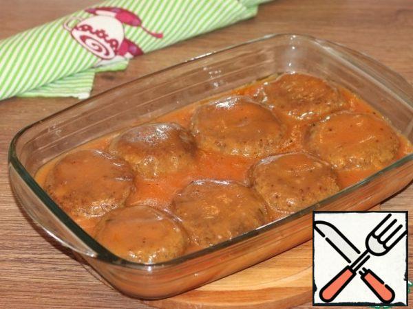 Pour the sauce over the cutlets. We close the form loosely with a lid, I covered it with baking paper and put it in the oven preheated to 180 C, for 30-40 minutes or until the sauce thickens slightly.