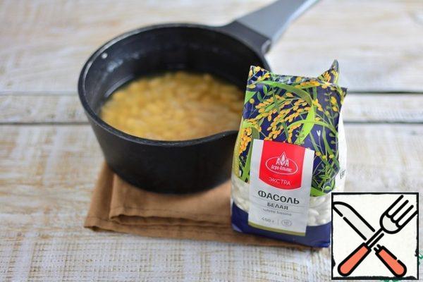 Boil the beans, according to the instructions on the package, do not pour out the broth.