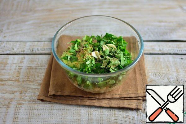 Add all the other ingredients: pepper peas to taste independently grind in a coffee grinder, garlic and coriander chopped, sesame (calcined in a frying pan until light brown), oil, lemon juice, nuts.